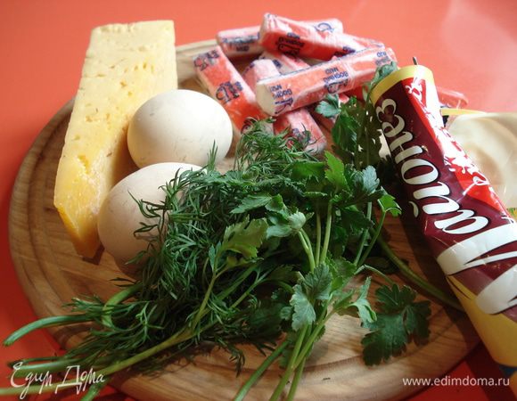 Отвариваем яйца и очищаем.