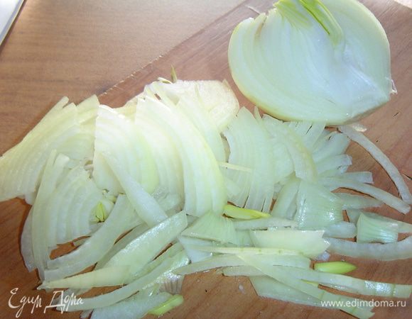 Отвариваем язык, очищаем его и охлаждаем. Лук очищаем и нарезаем полосками,