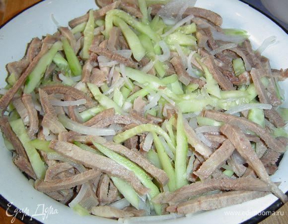 так же поступаем с языком и огурцами. Аккуратно все перемешиваем. Сметану смешиваем с майонезом, добавляем соль и перец по вкусу, и тщательно перемешиваем.