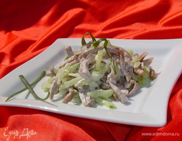 Заправляем салат полученным соусом, можно посыпать зеленью.
Приятного аппетита!