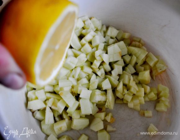 Яблоки очистить от кожуры и сердцевины,порезать мелкими кубиками,сбрызнуть лимонным соком.