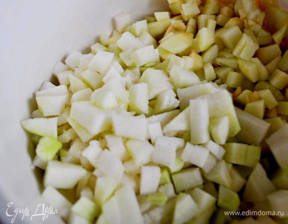 Кольраби очистить,так же нарезать мелкими кубиками.Положить в чашку с яблоками