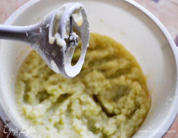 Яблоки с кольраби измельчить в пюре с помощью блендера,