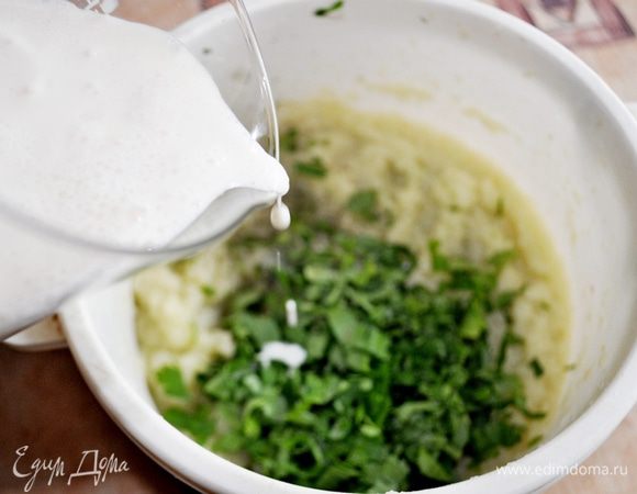 добавить измельчённую зелень,ряженку,
прправить солью и перцем,
перемешать и поставить охлаждаться.
Для подачи подготовить орешки,по мимо кедровых подойдут и грецкие,и арахис,даже семечки подсолнуха,но с кедровыми на много вкуснее!