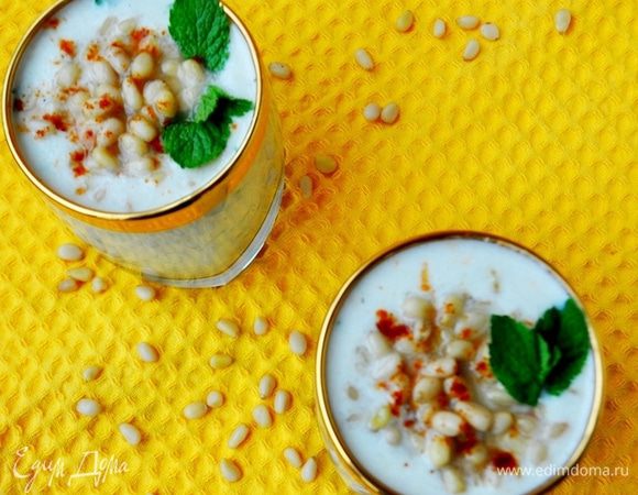 Охлаждённый суп подавать в бокалах или креманках,

посыпав сверху кедровыми орешками и молотой паприкой,

украсить листиками мяты.

В сильную жару рекомендуется положить в бокалы по кубику льда.

Очень лёгкий,освежающий суп.Не заменим в жаркий летний день.

Приятного аппетита!