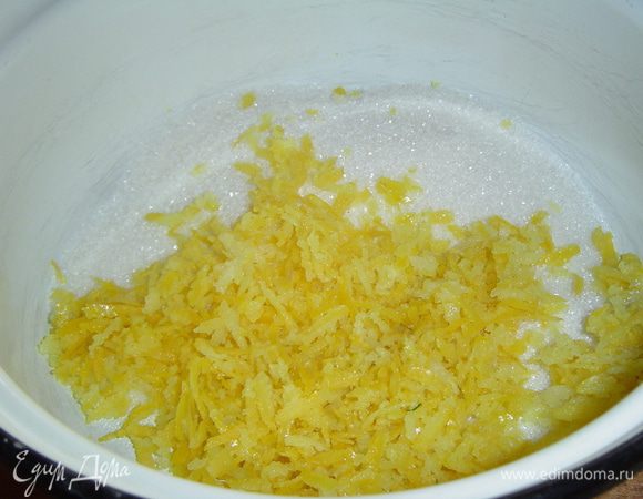 Я дала ингредиенты в расчете на один лимон, но Вы можете готовить крем из любого кол-ва лимонов пропорционально увеличивая кол-во ингредиентов.
С лимонов стираем цедру с помощью мелкой терки.