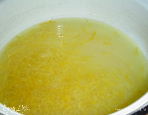 Цедру соединяем с сахаром, перемешиваем. Из лимонов выдавливаем сок и добавляем к цедре, еще раз перемешиваем.