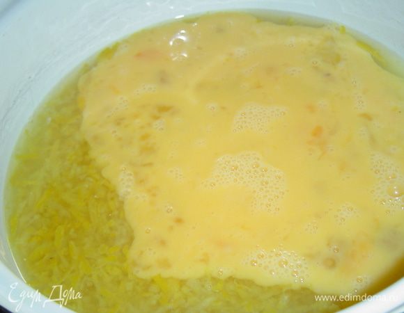 Яйца взбиваем вилкой до образования пены, добавляем к полученной массе, перемешиваем и даем настояться полчаса, чтобы цедра отдала свой аромат.