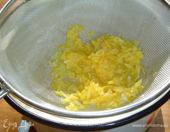 Затем тщательно процеживаем для удаления цедры и недоразмешанного белка, иначе при тепловой обработке в креме могут появиться белые хлопья.