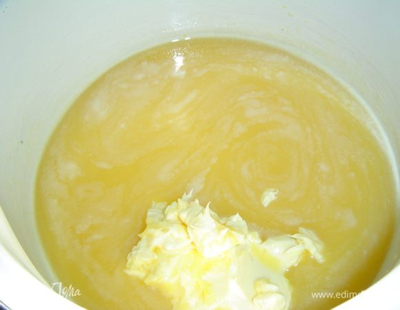 В процеженную массу добавляем масло и варим на медленном огне 10-15 минут до загустения, постоянно помешивая.