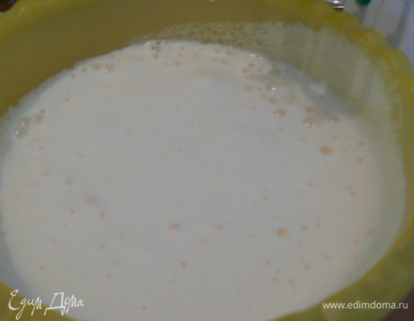 Яйца( не разделяя на  белки и желтки), хорошо взбить ,