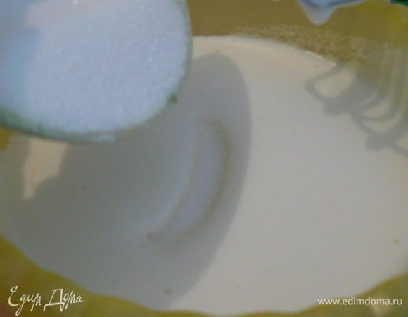 постепенно добавляем  сахар,ванильный сахар,соль.
взбить всё очень хорошо. 
