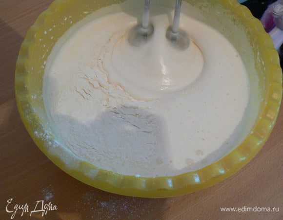 добавляем муку с разрыхлителем и взбиваем ещё  минут 10-15 ,чем дольше, тем лучше