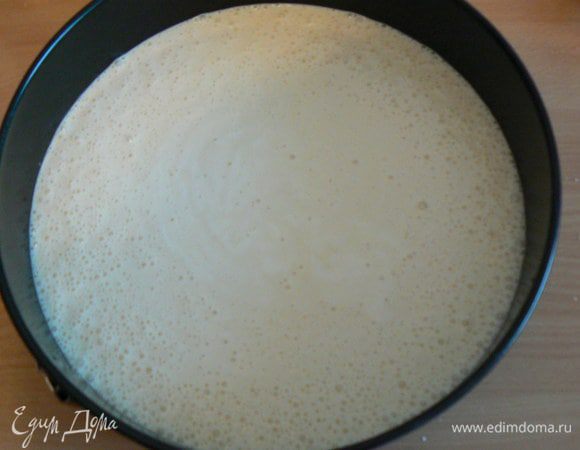  Форму застелить  пекарской бумагой ,(смазывать не нужно),вылить тесто