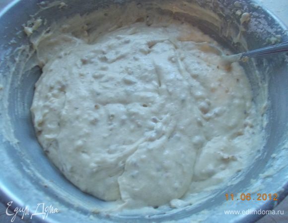 Масло взбиваем с сахаром,по одному вводим яйца. Затем добавить все ингредиенты.