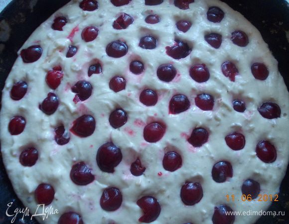 Вылить тесто в смазанную маслом форму. Вишню без косточки утапливаем в тесто. Можно использовать мороженую вишню. Поставить в духовку на 40-45мин., при 200С.
