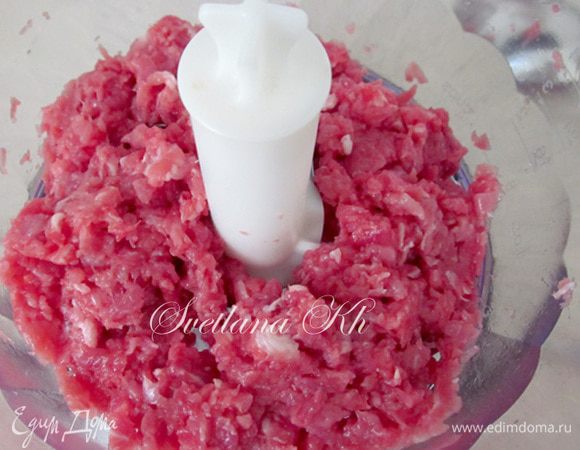 Подготовьте начинку. Мясо прокрутите в мясорубке или измельчите с помощью блендера.