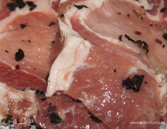 Маринуем мясо.Натираем лук на мелкой терке, что бы получилась кашица. Посыпаем мясо солью, перцем, намазываем луковой кашицей, посыпаем рубленным базиликом.Оставляем на час.