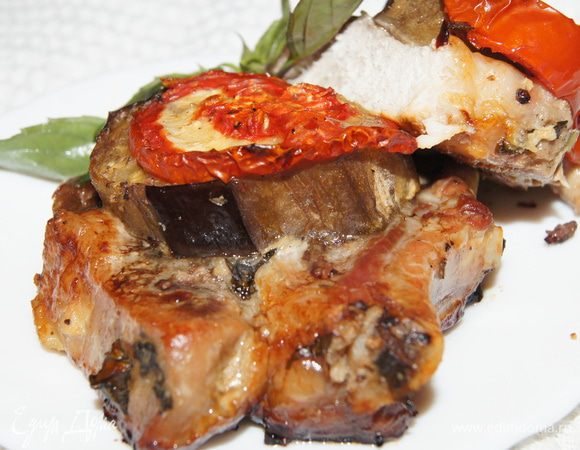 Ставим в разогретую духовку  200-220 градусов.примерно на час. Мясо замаринованное  кашицей из лука получается очень сочным.