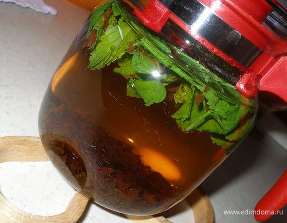 Воду вскипятить и залить ею листья чая и мяты. Настоять 10 мин.