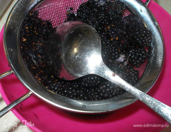 Ежевику протереть через сито. Сначала лучше ее измельчить в блендере.
