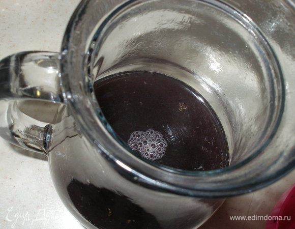 Чай процедить от листьев, добавить ежевичное пюре и сахар. Сахара можно и больше, по вкусу. Перемешать. Полстакана наполнить льдом, налить чай, украсить листьями мяты и ягодами ежевики.