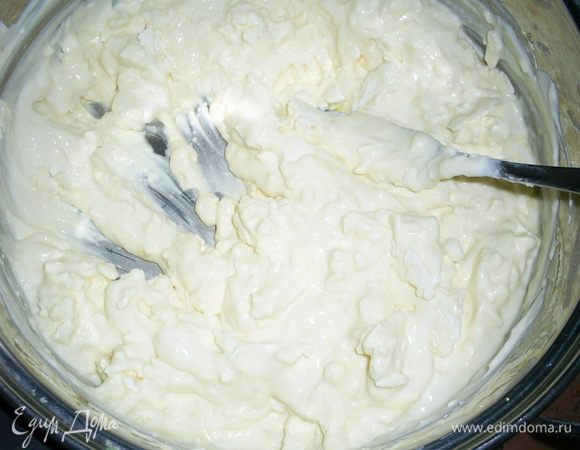 Растираем масло со сметаной, солью и желтком до однородного состояния.