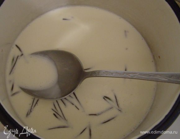 Сливки с веточкой розмарина довести до кипения. Достать розмарин.