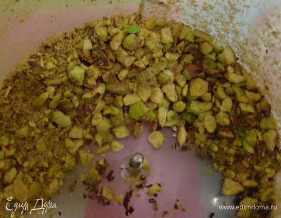 Измельчить фисташки, но не переусердствуйте, так чтобы в готовом десерте чувствовался вкус орехов.