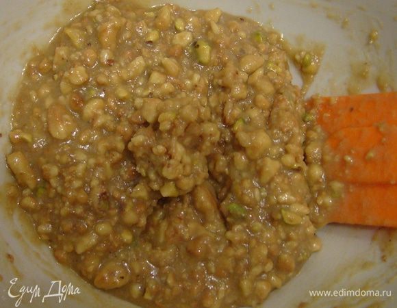 Смешать в миске измельченное печенье, орехи, шоколадную массу.