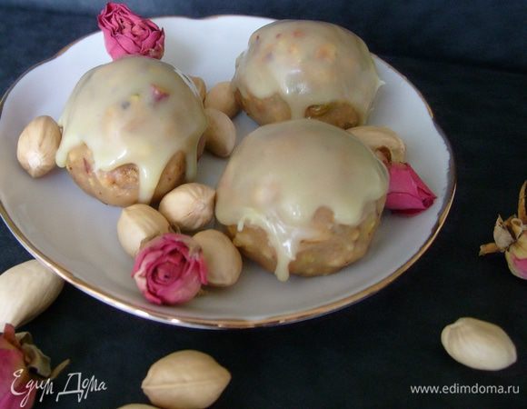 Слепить влажными руками из готовой массы шарики и поставить в холодильник для охлаждения. После того как пирожное охладится, можно сверху покрыть растопленным шоколадом