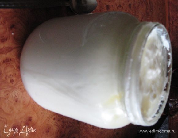 Поскольку и йогурт, и сыр я решила делать сама, а не покупать в магазине, то приготовление этого десерта стоит начинать за день. 
Йогурт. Молоко доводим до кипения и остужаем до 40 градусов. Закваску разводим с парой ложек молока, размешиваем и вливаем в теплое молоко. Если у Вас нет йогуртницы не беда, выливаем наш будующий йогурт или в термос или в чистую литровую банку (заворачиваем ее в полотенце). И ставим в теплое сухое место на 6-7 часов.