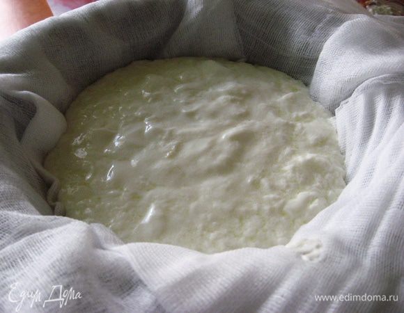 Сыр «лабне» или его иногда называют «лабане». Берем марлю, кладем ее в дуршлаг. Йогурт смешиваем с солью. Выкладываем его в марлю, а дуршлаг размещаем над кастрюлей или раковиной. Оставляем на 24 часа. 