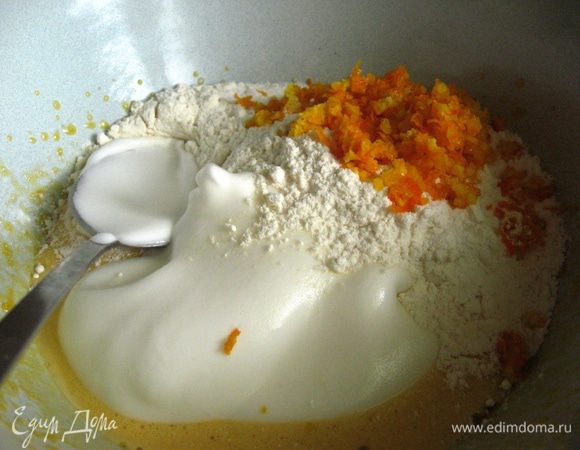 Бисквит. Белки отделяем от желтков. Желтки взбиваем с сахаром  и в пышную пену. Белки взбиваем до стойких пиков со щепоткой соли и ванильным сахаром. К желтками добавляем просеянную муку, цедру апельсина, разрыхлитель. Белки вводим в 3 приема. Выпекаем минут 15-20 при Т180 градусов.