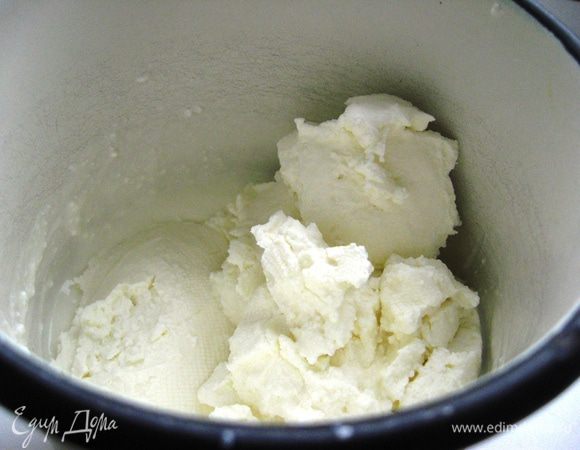 Получившийся сыр взбиваем с сахаром, кефиром. Добавляем крахмал. Апельсин режем небольшими кусочками, выкладываем на бисквит. Сверху выливаем творожную массу. Выпекаем около часа при Т140-150 градусов. Остужаем в духовке. Ставим в холодильник на ночь. Украшаем по вкусу.