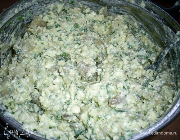 Картофель отварить в подсоленной воде и размять. Брынзу, если используете, раскрошить. Сыр натереть на крупной терке, творог размять, зелень помыть и мелко накрошить. Смешать все ингредиенты для начинки, посолить, поперчить по вкусу. Мне начинка показалась довольно густой и муку я класть не стала. 