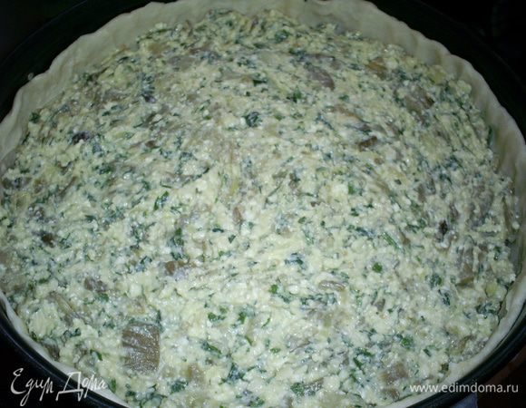 Делим тесто на 1/3 и 2/3 части. Большую часть руками распределяем по форме диаметром 26 см, смазанной растительным маслом. Бортики делаем на всю высоту формы. Выкладываем начинку. выступающие края теста загибаем на начинку.