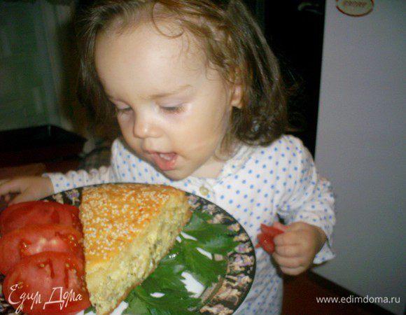 Режем пирог на кусочки и наслаждаемся. Наш главный дегустатор решила пробовать первой, и он ей пришелся по вкусу.