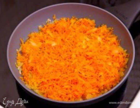 Репчатый лук мелко нарежьте, морковь натрите на мелкой терке, половину моркови и лука соедините и обжарьте на растительном масле.