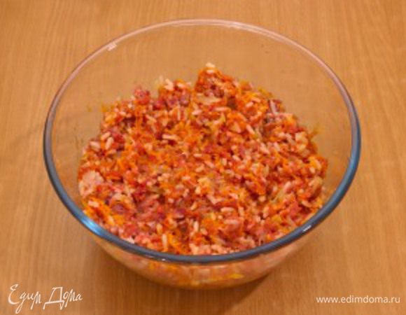 Смешайте фарш и рис. Добавьте обжаренные морковь и лук, посолите, поперчите, хорошо перемешайте.