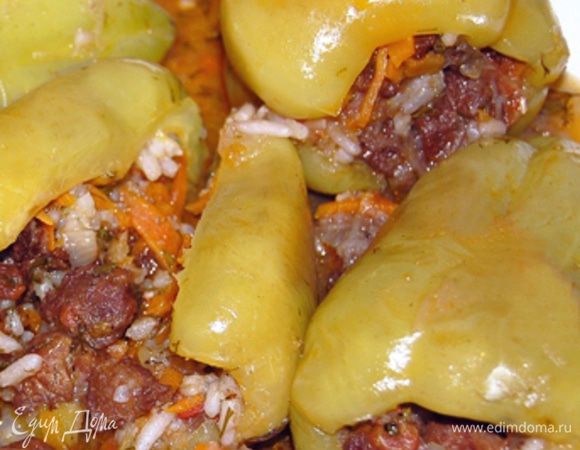 Перец очистите от семян, срежьте верхушку, наполните перец фаршем.