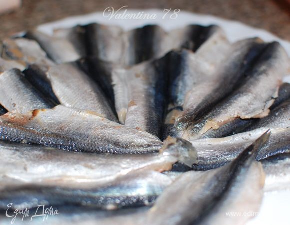 Отрезаю у рыбки голову и брюшко. Очищаю внутренности, пальцами от хвоста к голове вынимаю хребет аккуратно, филе оставляю целым и хвостик тоже.