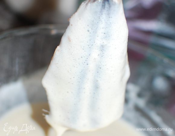 Беру салаку за хвостик, окунаю в кляр и выкладываю на разогретую сковороду с растительным маслом. Обжариваю по 1-2 мин. с каждой стороны.