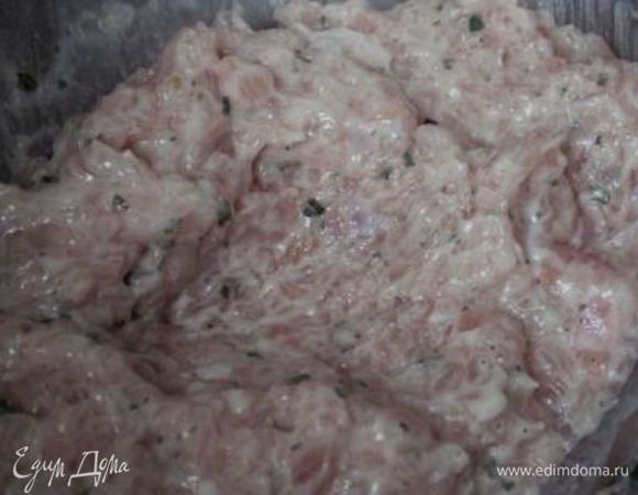 Мясо мелко порубить, замешать фарш, соединяя все ингредиенты. Добавить в фарш зелень (в данном случае это были петрушка), соль по вкусу. Хорошо размешиваем, фарш готов.
