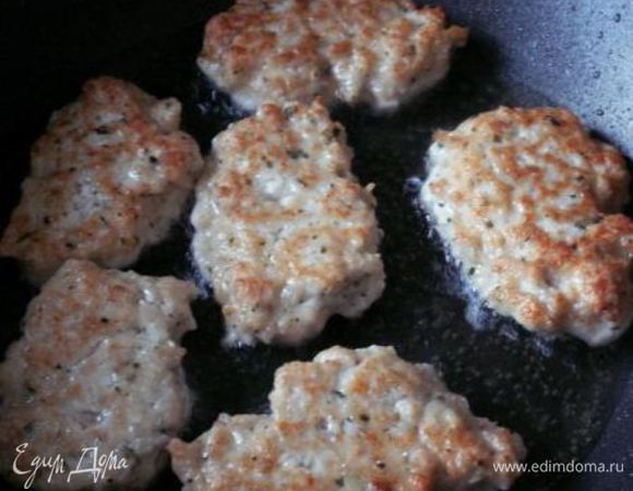 Можно ставить сковородку на огонь. Лучше использовать сковородку с антипригарным или керамическим покрытием. Обжариваем котлетки в растительном масле, я выкладываю котлетки в сковородку прямо столовой ложкой. Обжарить котлетки с двух сторон до готовности примерно10-12 минут.