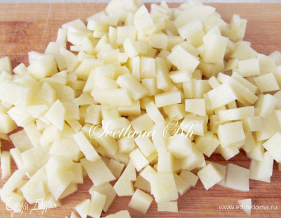 Картофель нарежьте кубиками.