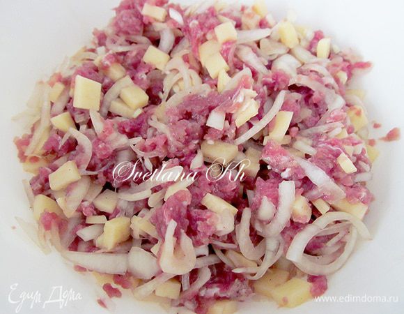 Смешайте все для начинки: мясо, картошку, лук. Посолите, поперчите. Если мясо сухое, добавьте 1 ст. л. растительного масла. Некоторые добавляют сметану.