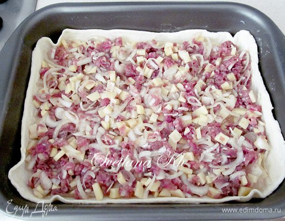 Сверху выложите начинку.