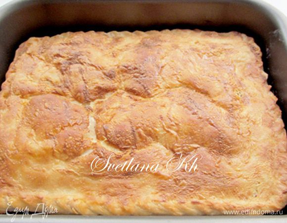 Готовый пирог накройте полотенцем и дайте отдохнуть 10 минут.
