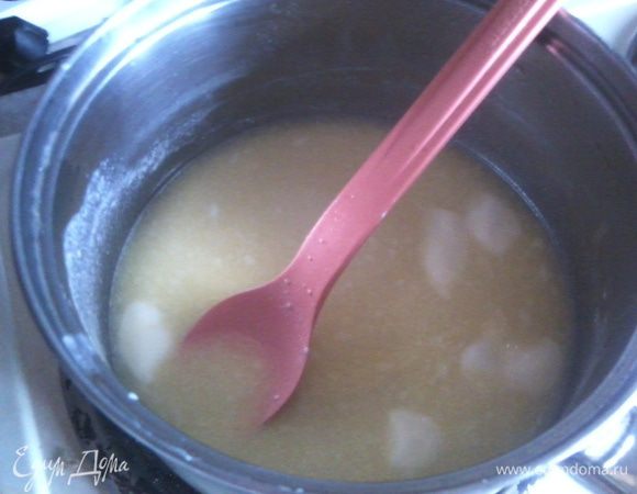 Кефир слегка подогреть и всыпать дрожжи – хорошенько растворить их, чтобы не было комков. 